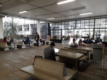 Mesas de Pedra do Térreo do Biênio.jpeg